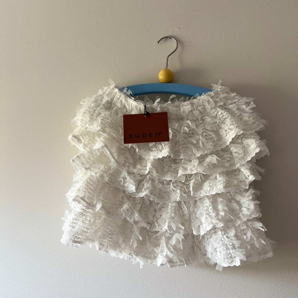 Ruffle layers mini skirt with lace detailing.